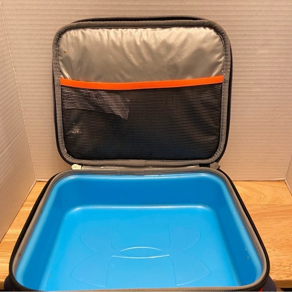 Under Armour Abstract Geo Print Thermos Double Zip Food Lunch Carrier. - Picture 4 of 5